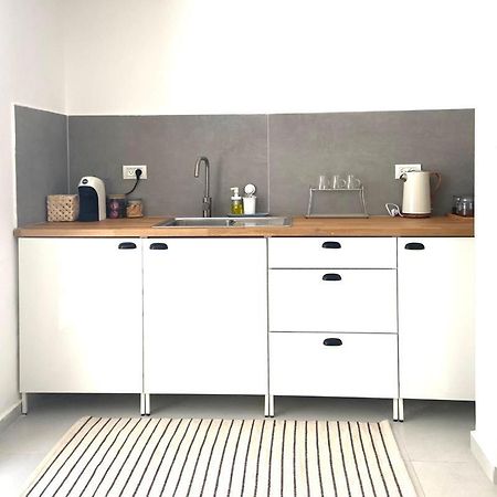 אירוח השקד - 10דק' משדה התעופה Appartement Giv'at Koach Buitenkant foto