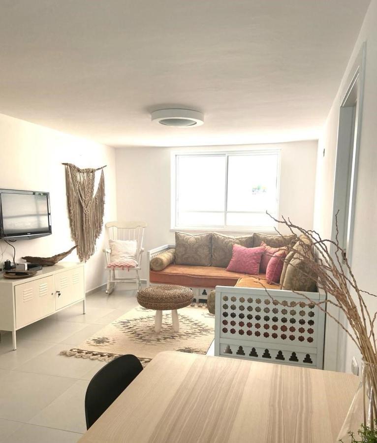 אירוח השקד - 10דק' משדה התעופה Appartement Giv'at Koach Buitenkant foto
