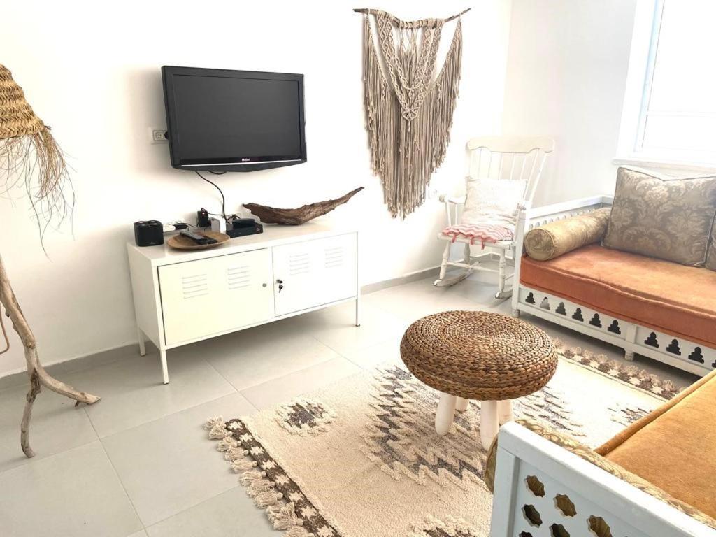 אירוח השקד - 10דק' משדה התעופה Appartement Giv'at Koach Buitenkant foto
