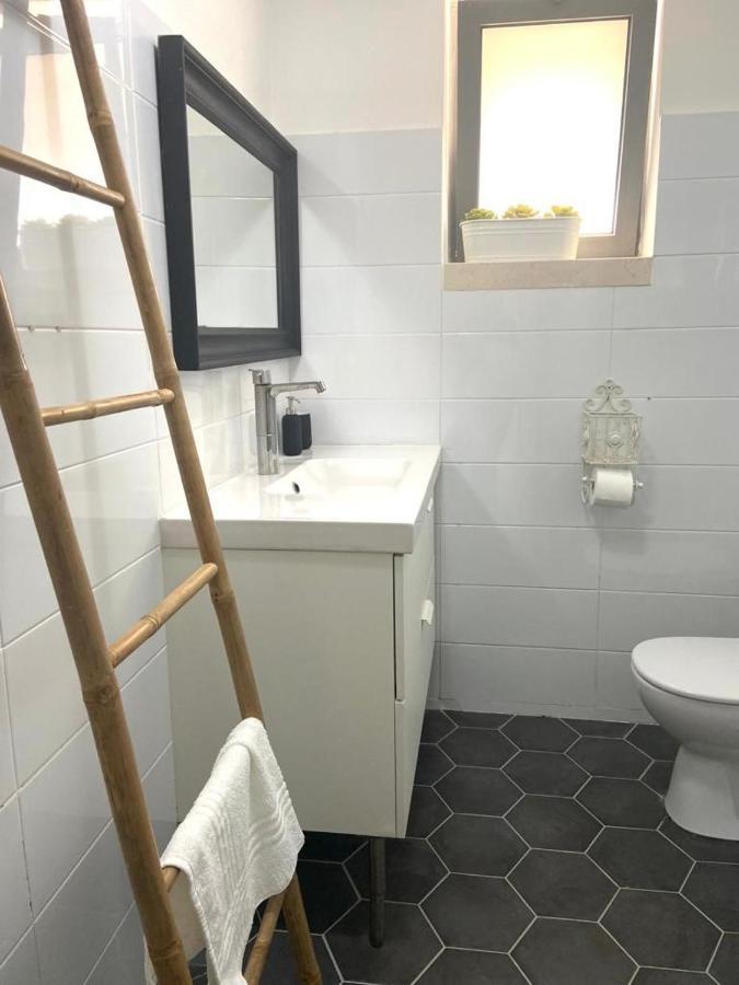 אירוח השקד - 10דק' משדה התעופה Appartement Giv'at Koach Buitenkant foto